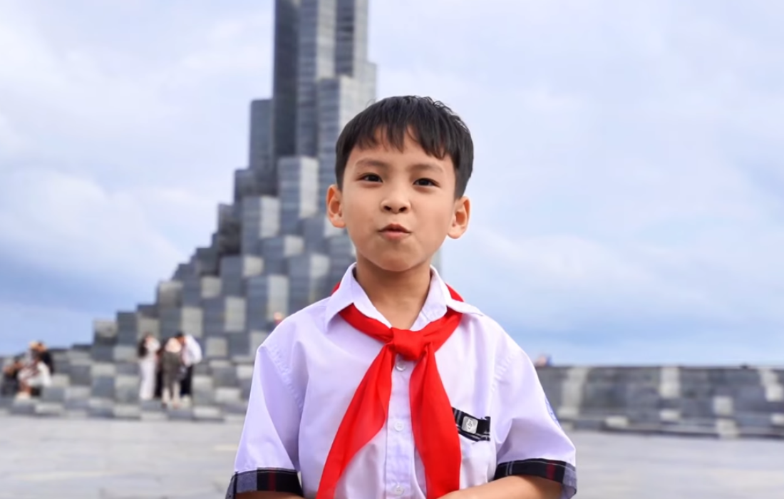 HỌC SINH DUY TÂN TỰ TIN GIỚI THIỆU VIỆT NAM RA THẾ GIỚI